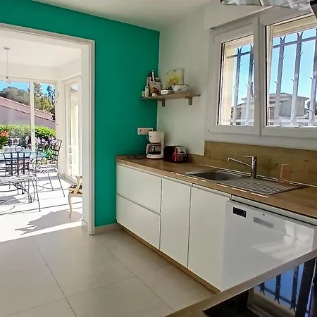 Iris, Climatisee Avec 4 Et Piscine A Boulouris Sur Villa *