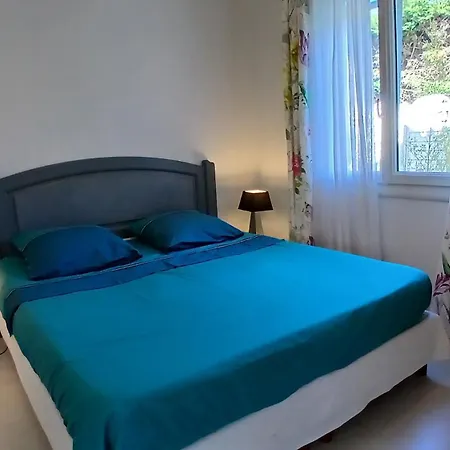Iris, Climatisee Avec 4 Et Piscine A Boulouris Sur