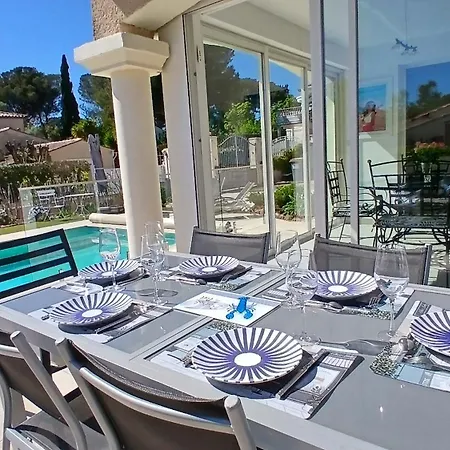 Iris, Climatisee Avec 4 Et Piscine A Boulouris Sur Villa *