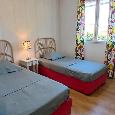 Iris, Climatisee Avec 4 Et Piscine A Boulouris Sur
