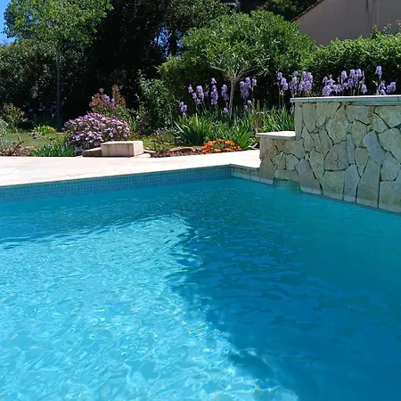 Iris, Climatisee Avec 4 Et Piscine A Boulouris Sur *