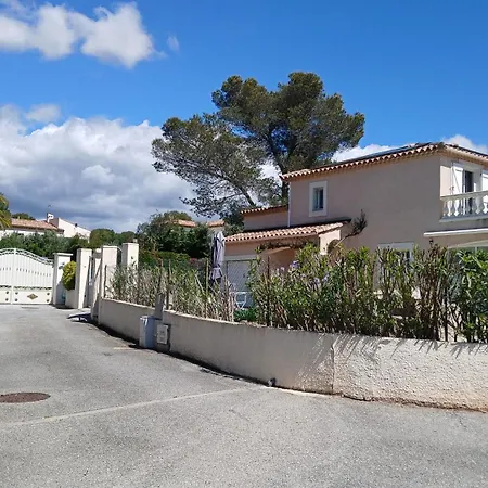Iris, Climatisee Avec 4 Et Piscine A Boulouris Sur Saint-Raphaël