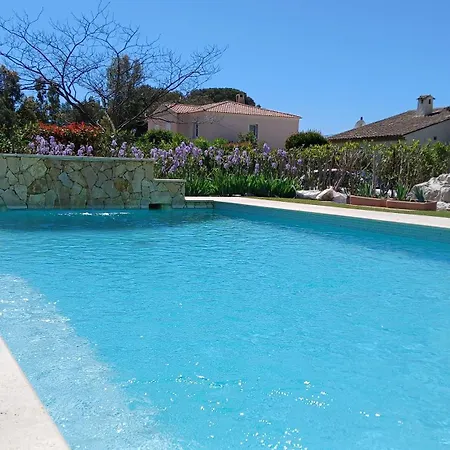 Iris, Climatisee Avec 4 Et Piscine A Boulouris Sur Villa Saint-Raphaël