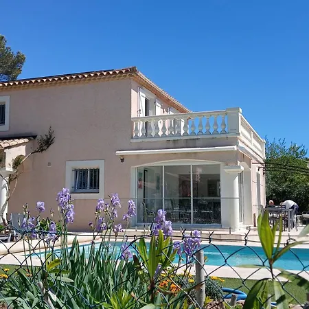 Iris, Climatisee Avec 4 Et Piscine A Boulouris Sur