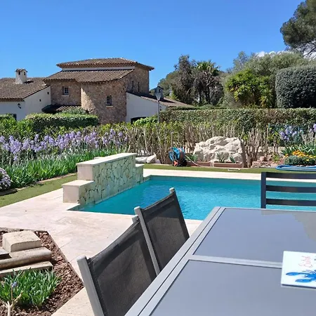 Iris, Climatisee Avec 4 Et Piscine A Boulouris Sur * Saint-Raphaël