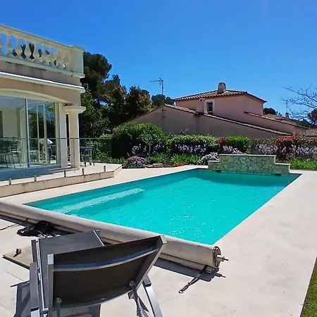 Iris, Climatisee Avec 4 Et Piscine A Boulouris Sur * Saint-Raphaël