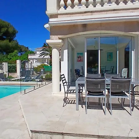 Iris, Climatisee Avec 4 Et Piscine A Boulouris Sur