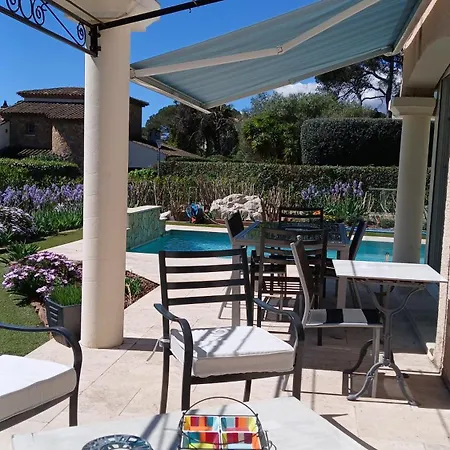 Iris, Climatisee Avec 4 Et Piscine A Boulouris Sur Villa Saint-Raphaël